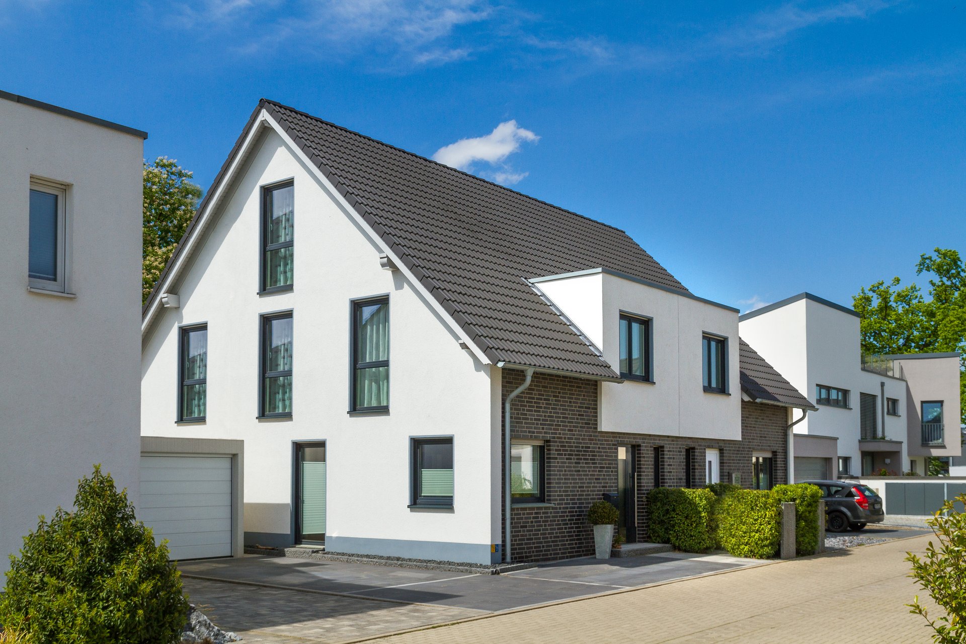 modernes Einfamilienhaus in einer Wohnsiedlung