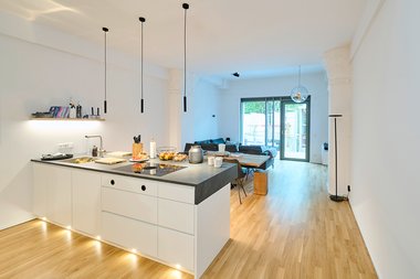 Marienkirche Essen: Küche und Wohnzimmer mit Aluminium Balkontür