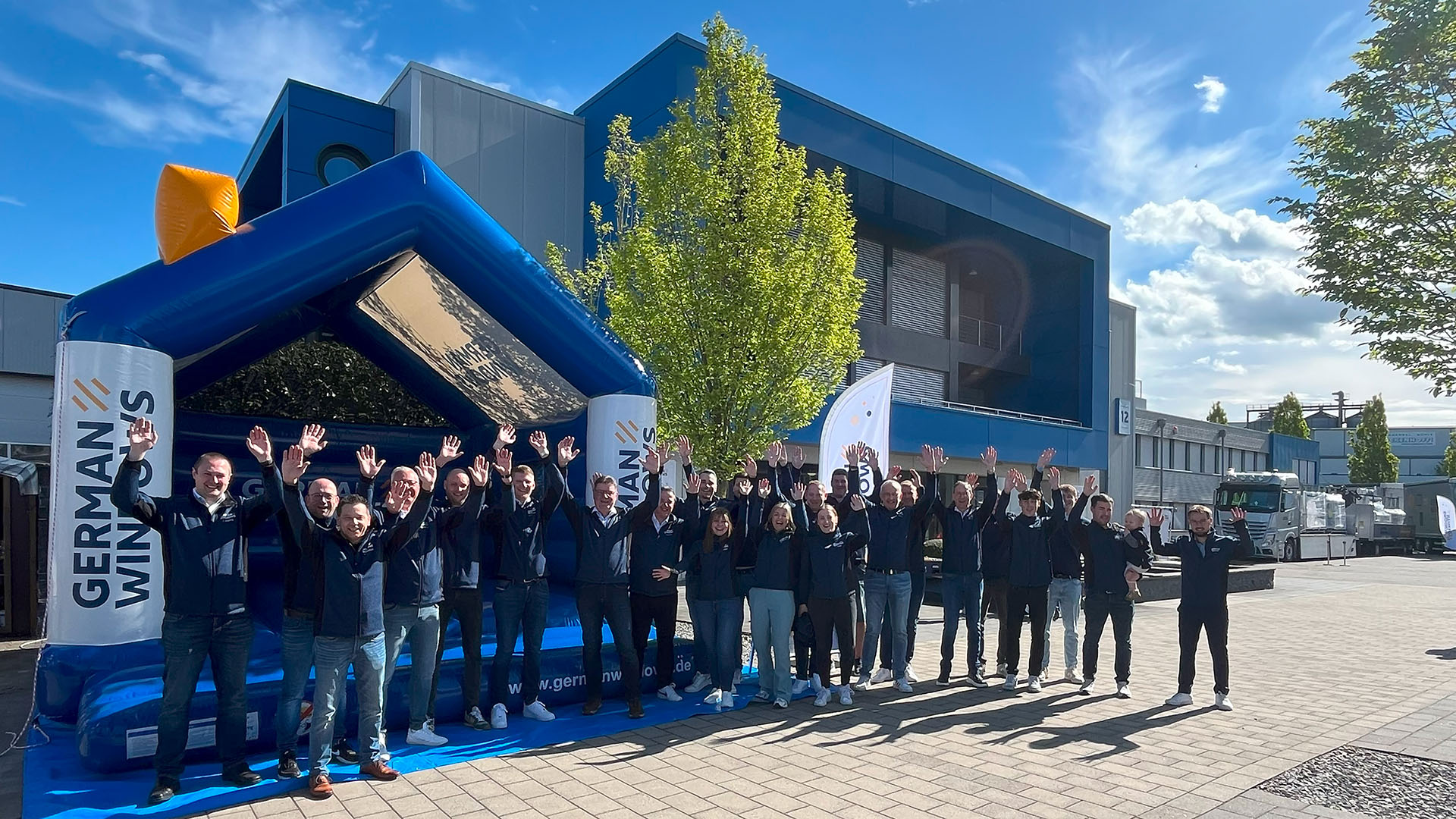 German Windows Belegschaft vorm Hauptsitz